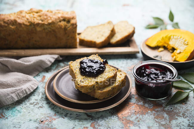 Seeded pumpkin bread with elderberry jam — Stock Photo