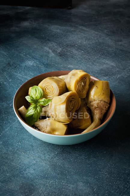 Fried dumplings with green sauce on a black background — Stock Photo