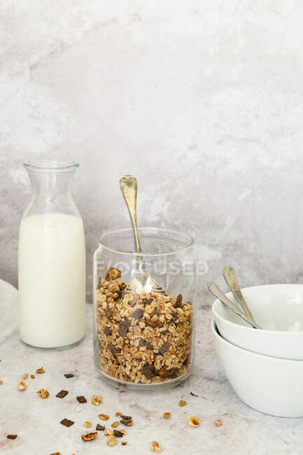 Granola con chocolate con leche y avellanas - foto de stock