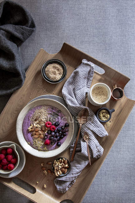 Tazón de desayuno con yogur helado y aderezos de superalimentos - foto de stock
