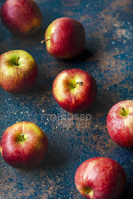Manzanas rojas frescas en superficie rústica - foto de stock