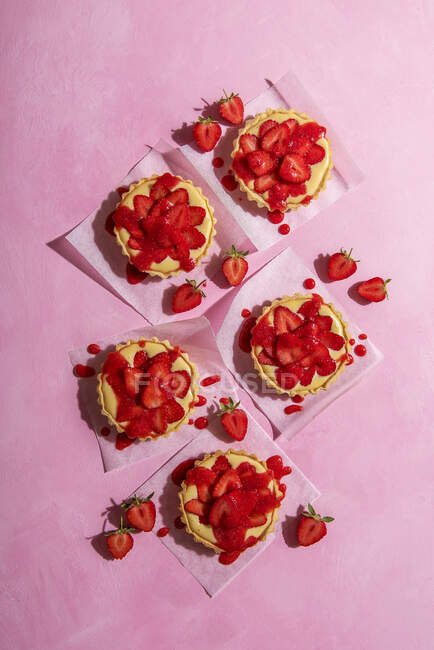 Tartes aux fraises à la crème pâtissière — Photo de stock