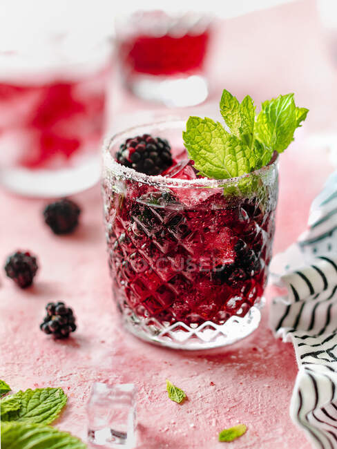 Blackberry bourbon smash with mint leaves and ice cubes — Stock Photo