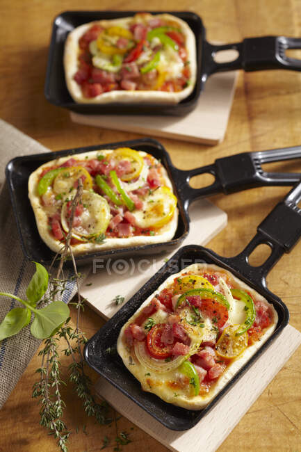 Mini, pizzas de raclette assadas em forno com queijo e legumes — Fotografia de Stock