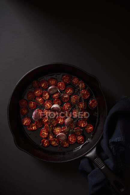 Slow roaasted cherry tomatoes with garlic, olive oil and thyme — Stock Photo