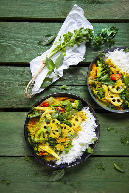 Curry vegetal amarillo con raíces de loto y arroz Basmati - foto de stock