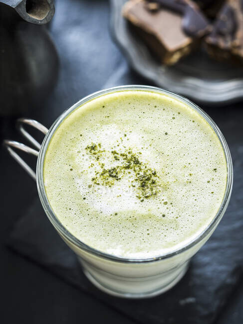 Healthy green smoothie with fresh mint and cinnamon — Stock Photo