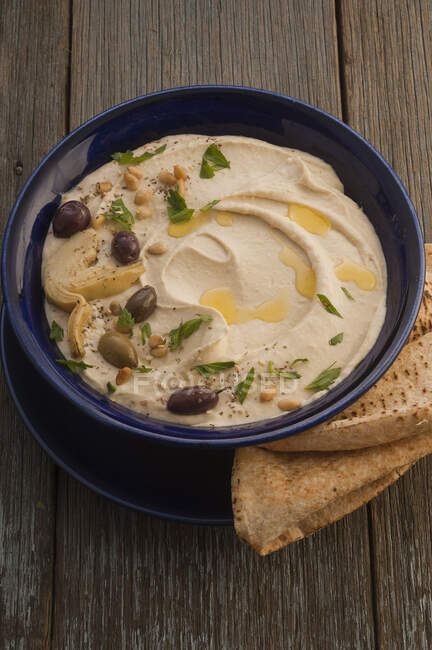 Close-up shot of delicious White bean hummus with olives — Stock Photo