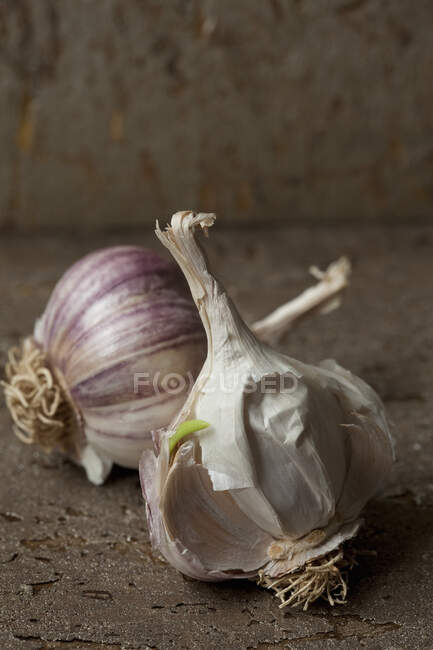 Fresh garlic on a wooden background — Stock Photo