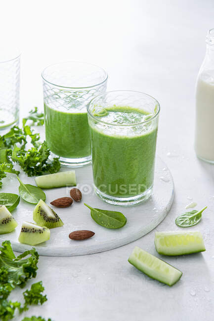 Spinach, kale and cucumber smoothie with kiwi and almond milk — Stock Photo