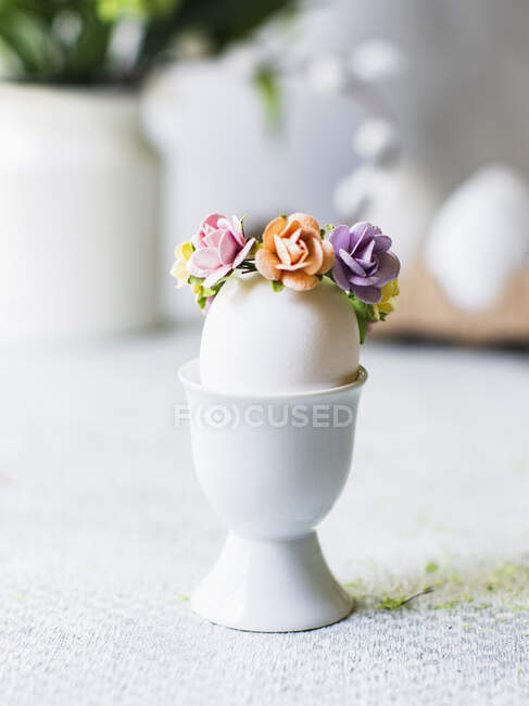 Osterei mit Blumenschmuck im Eierbecher — Stockfoto