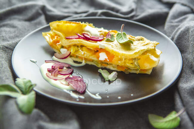 Pointed cabbage and carrot lasagna with sour cream dip — Stock Photo