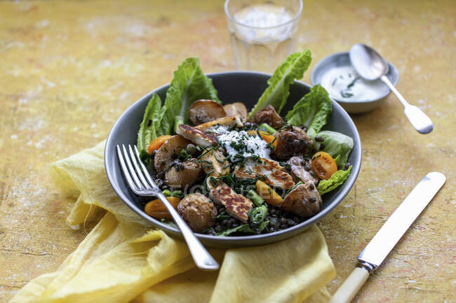 Жареный картофель с галлуми, чечевицей и романским салатом — стоковое фото