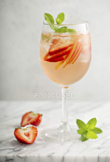 Summer white sangria with strawberries and peaches — Stock Photo