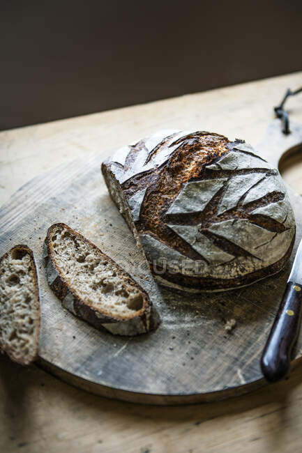 Свіжий солодкий хліб на подрібненій дошці, нарізаний — стокове фото