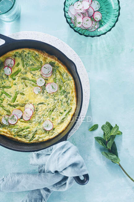Omelette with asparagus and radishes for Easter — Stock Photo