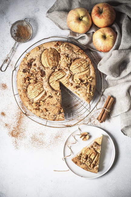 Веганский и безглютеновый торт с яблоками и корицей — стоковое фото