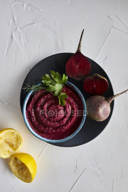 Beetroot hummus in a bowl — Stock Photo