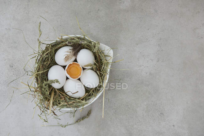 Cesto pasquale con uovo incrinato, vista dall'alto — Foto stock