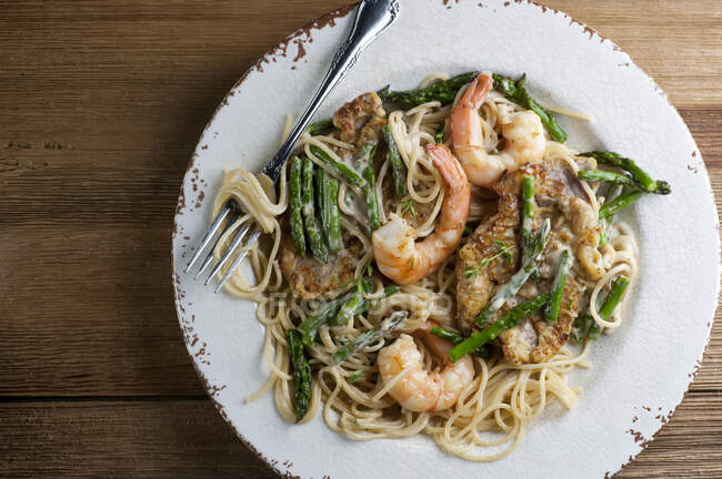 Pasta with shrimp and asparagus — Stock Photo