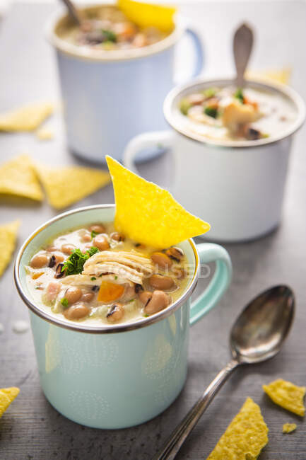 Chicken chilli with beans and corn chips — Stock Photo