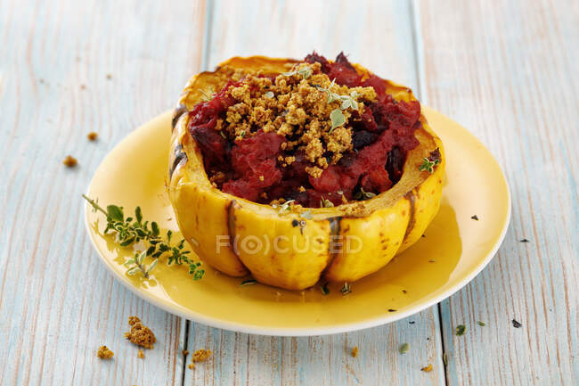 A pumpkin filled with beetroot, cashew and vegan cheese - foto de stock