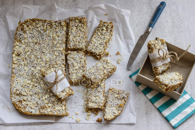 Homemade muesli bars from nuts and dried fruits with oats, milk in a glass — Stock Photo