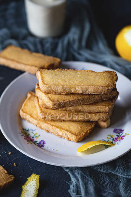 Biscuits polenta empilés sur une assiette vintage — Photo de stock