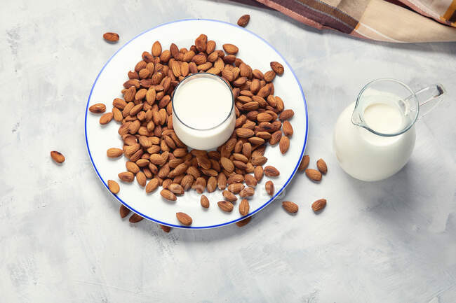 Primer plano de deliciosa leche de almendras y frutos secos - foto de stock