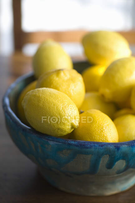Лимоны в миске, крупным планом. — стоковое фото