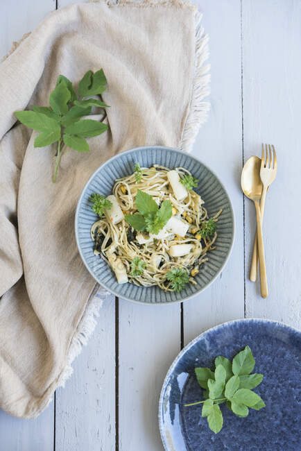 Pasta con asparagi bianchi e sambuco macinato — Foto stock
