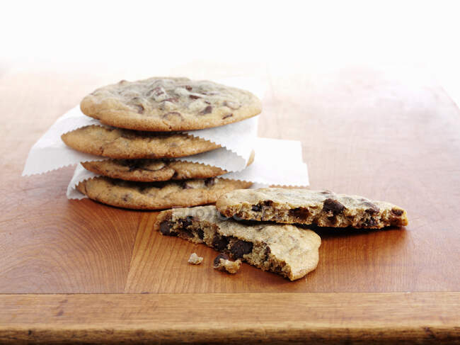 Pile de biscuits aux pépites de chocolat avec emballage en papier — Photo de stock