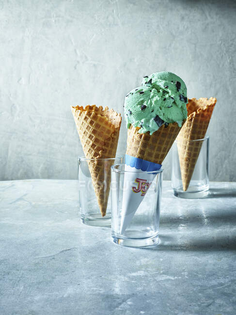 Crème glacée à la menthe en cône de gaufre — Photo de stock