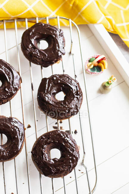 Un donut con glaseado de chocolate - foto de stock