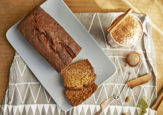 Pan de plátano al horno con una taza de café - foto de stock