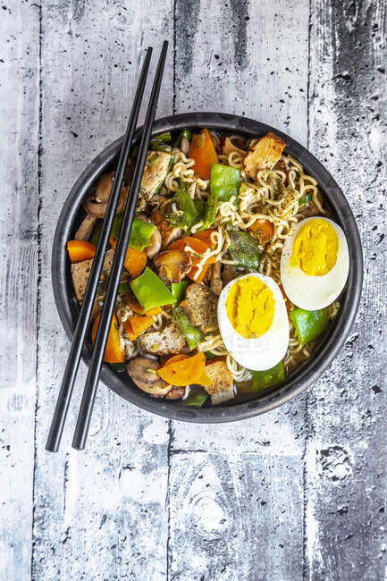 Sopa de ramen com legumes, cogumelos, tofu defumado e ovo — Fotografia de Stock