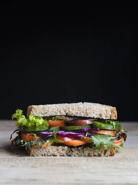 Сэндвич с овощами на темном фоне — стоковое фото