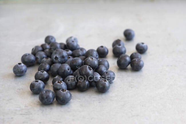 Vue des bleuets frais sur la surface du béton — Photo de stock