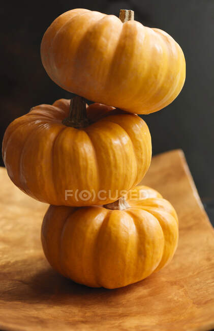 Halloween abóbora no fundo de madeira — Fotografia de Stock