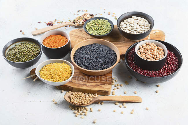 Various dry legumes in the bowl - foto de stock