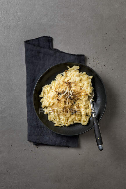Cheese spaetzle with braised onions and pepper — Stock Photo