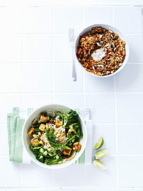 Risotto anbraten und mit Brokkoli, edamamen Bohnen, Reisnudeln und Tofu anbraten — Stockfoto