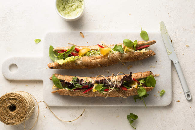 Sanduíches vegetarianos em baguetes com maionese de manjericão — Fotografia de Stock