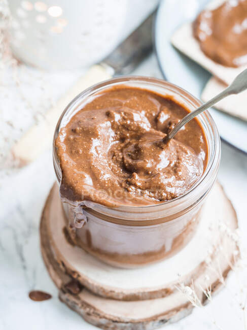 Frasco cheio de nutella caseiro, propagação de chocolate de avelã (vegan, sem açúcar) — Fotografia de Stock