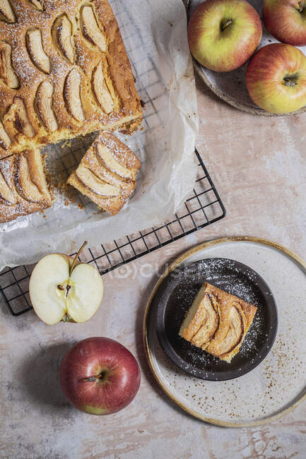 Cake with apples and sugar — Stock Photo