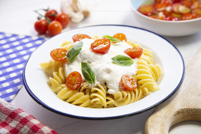 Pasta con salsa de mozzarella y tomates cherry - foto de stock