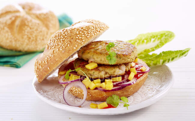 Lachsgarnelen-Burger mit Mango, roten Zwiebeln und Chiligelee — Stockfoto