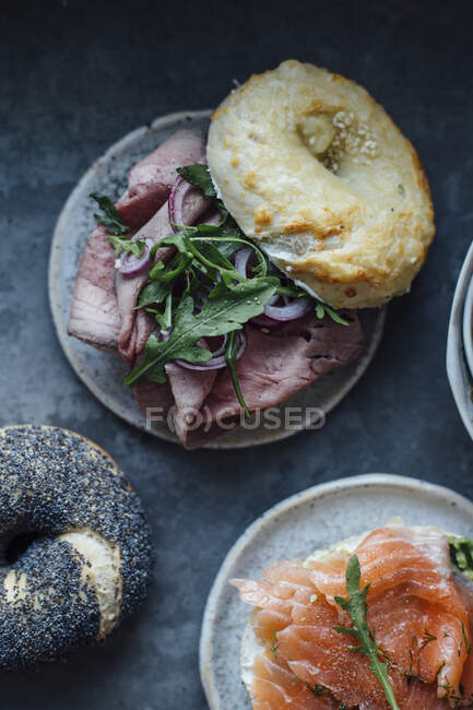 Bagels with roastbeef and rocket — Stock Photo