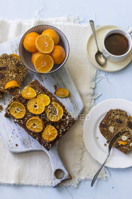 Pumpkin and date loaf with clementines — Stock Photo