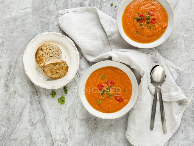Sopa de tomate Vegan com pimenta e salsa e torrada — Fotografia de Stock